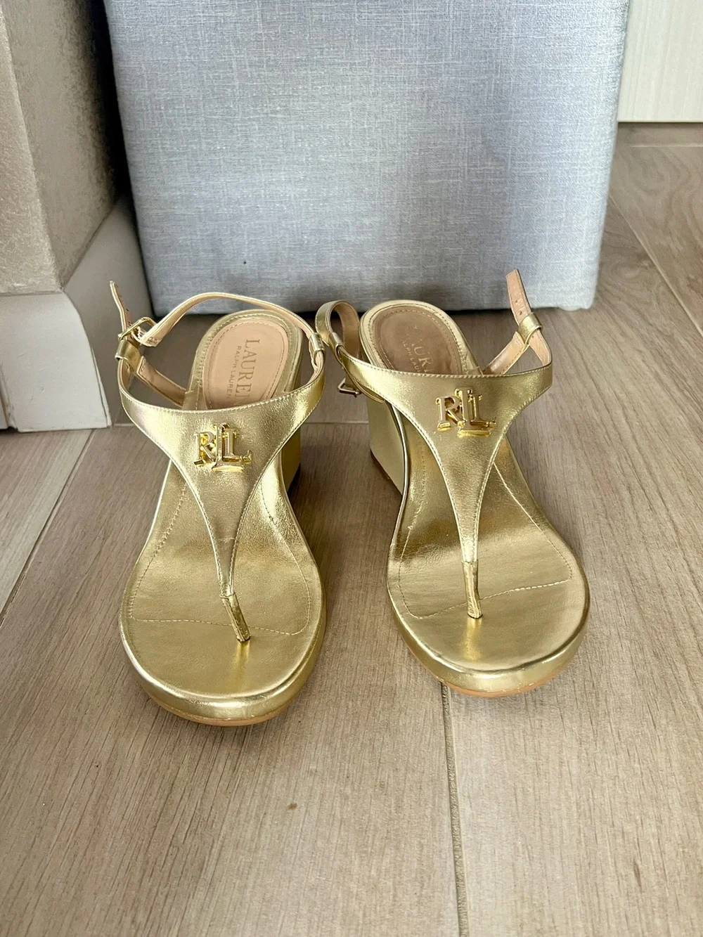 Lauren Ralph Lauren Gold Wedge Sandals Jeannie Size 7.5B T Strap Thong